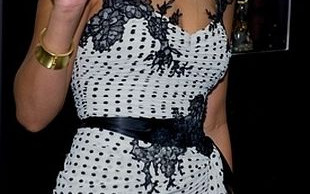 Ocenzurowana reklama perfum Rihanny (FOTO)