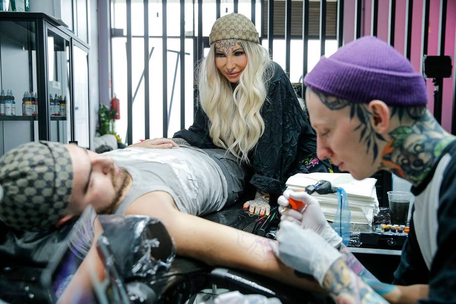 Adrianna po tym, jak wyznała, że straciła dziecko poszła z młodszym partnerem do salonu tatuażu (ZDJĘCIA)