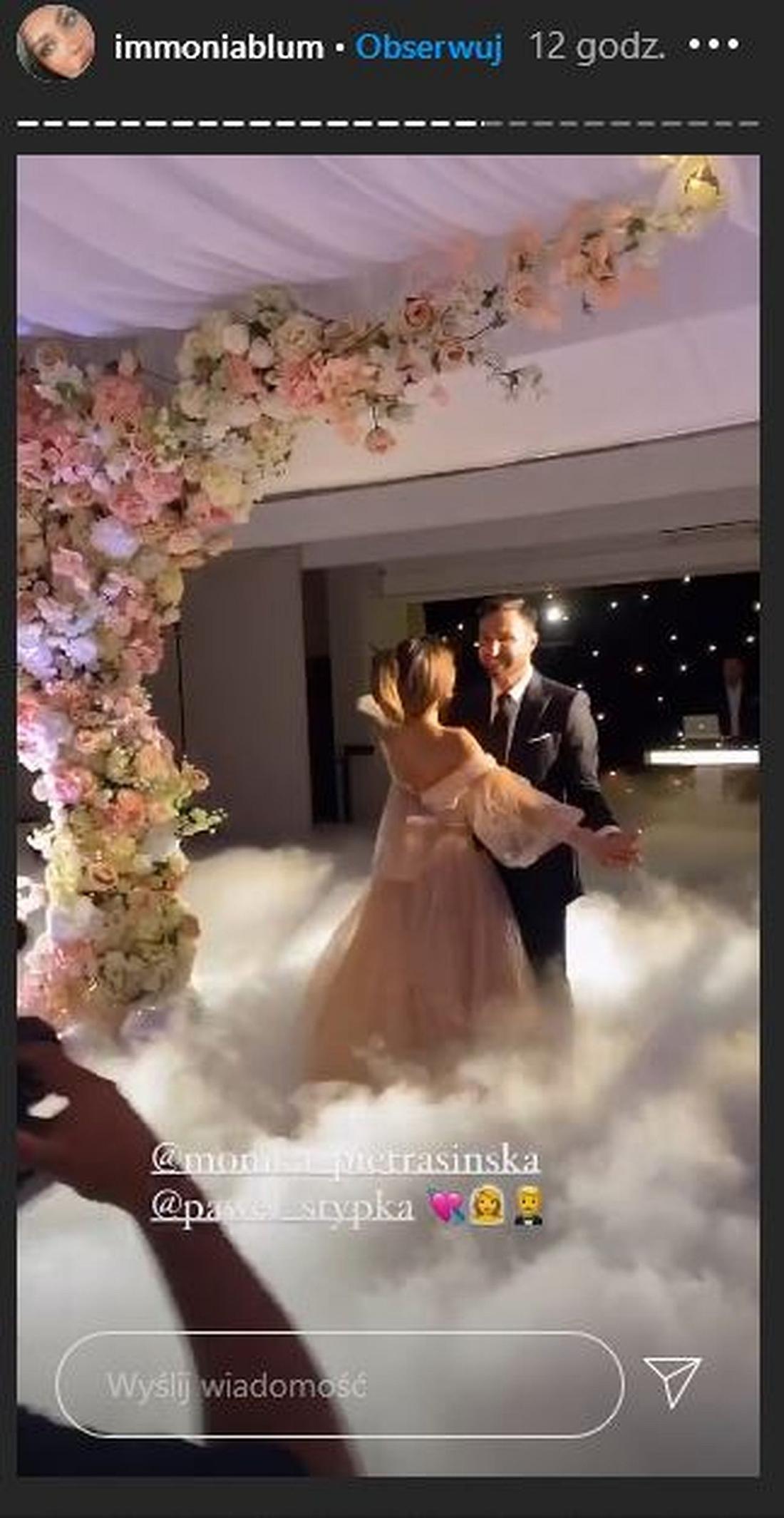 Ślub Moniki Pietrasińskiej i Pawła Stypki - pocałunek - pierwszy taniec