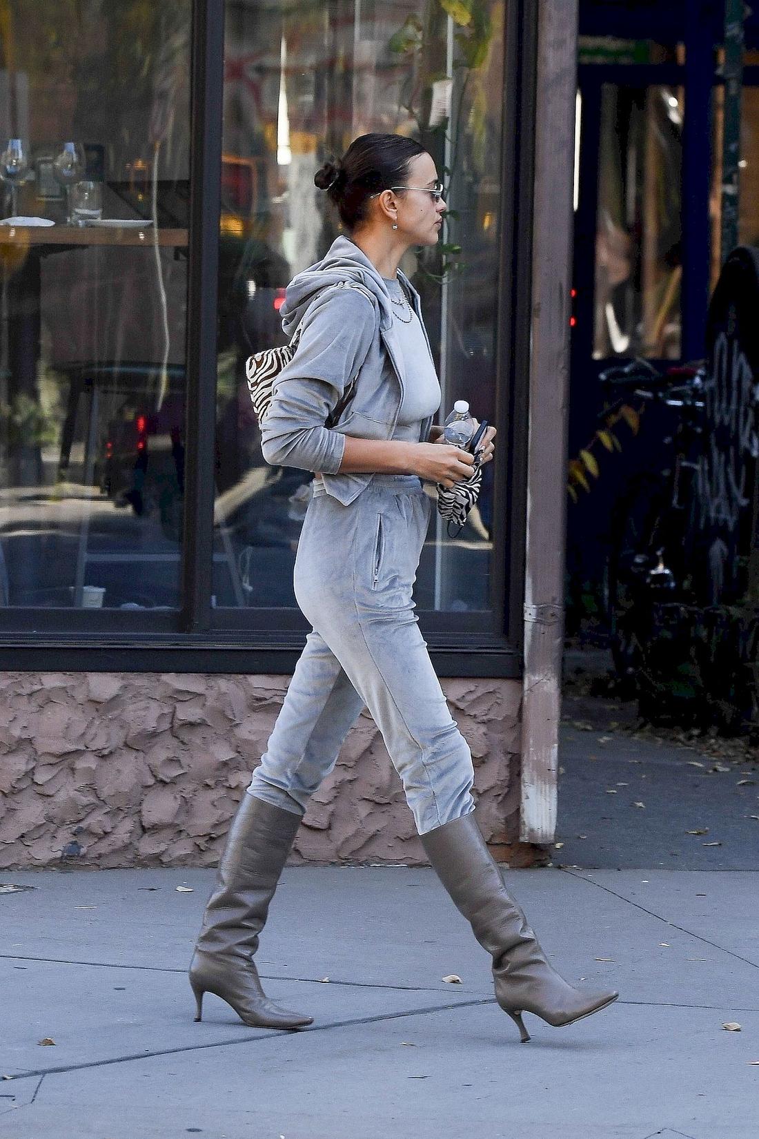 Irina Shayk połączyła dresy z kozakami na obcasie