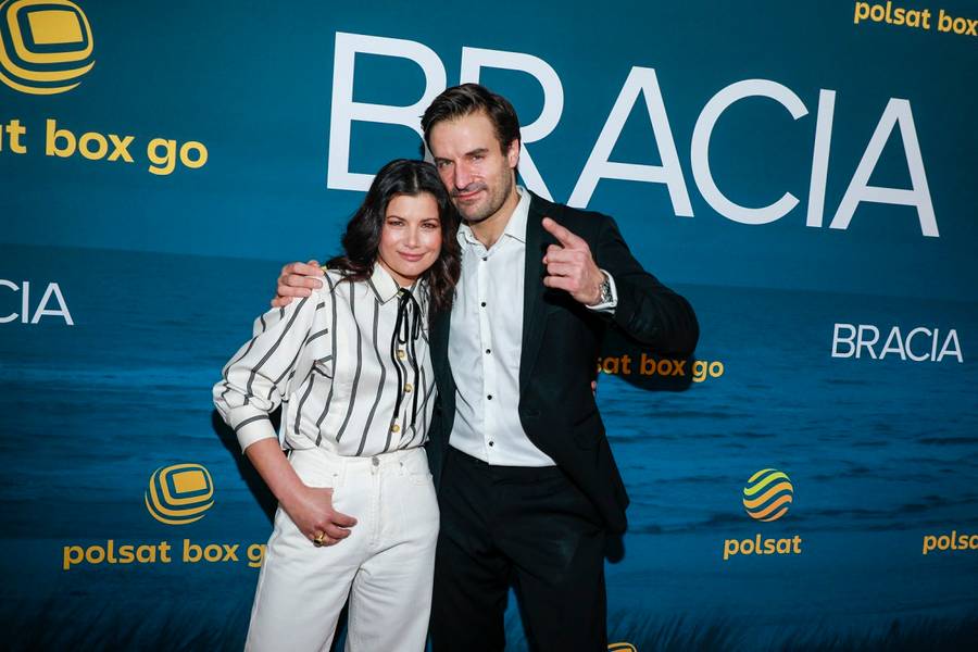 Spotkanie z aktorami serialu “Bracia”. Nikodem Rozbicki z piękną aktorką na ściance – nie jest to Julia Wieniawa