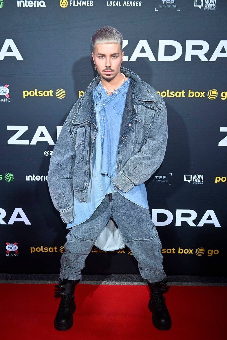 Premiera filmu “Zadra”. Miszczak i Cieślak pozują razem do zdjęć, a obok nich Wenedzikowska z nową fryzurą