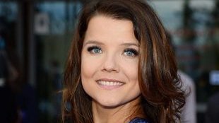 Ona zawsze wybiera boskie sukienki (FOTO)