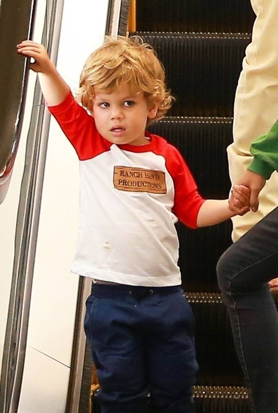 Mila Kunis i Ashton Kutcher z dziećmi w centrum handlowym