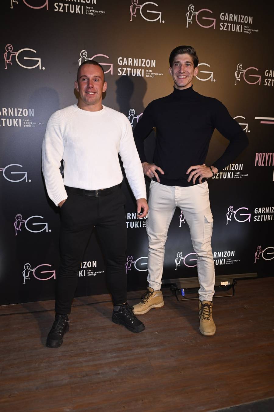 Premiera sztuki “Klub Niepokornych”. Sylwia Bomba i Collins błyszczą na ściance, Beata Tadla z mężem….