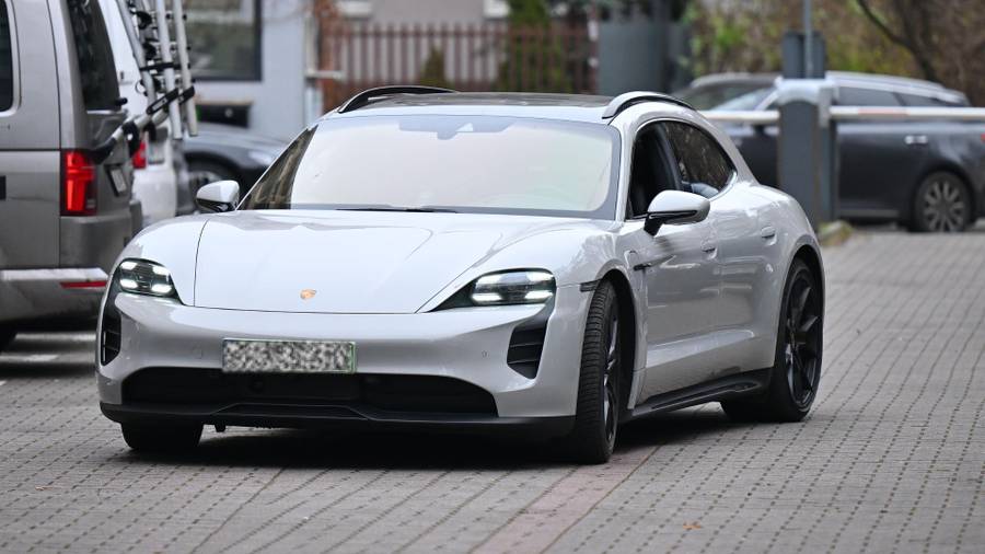 Tłumy gwiazd w DDTVN. Edyta Pazura w wypasionym porsche, Steczkowska z synem…