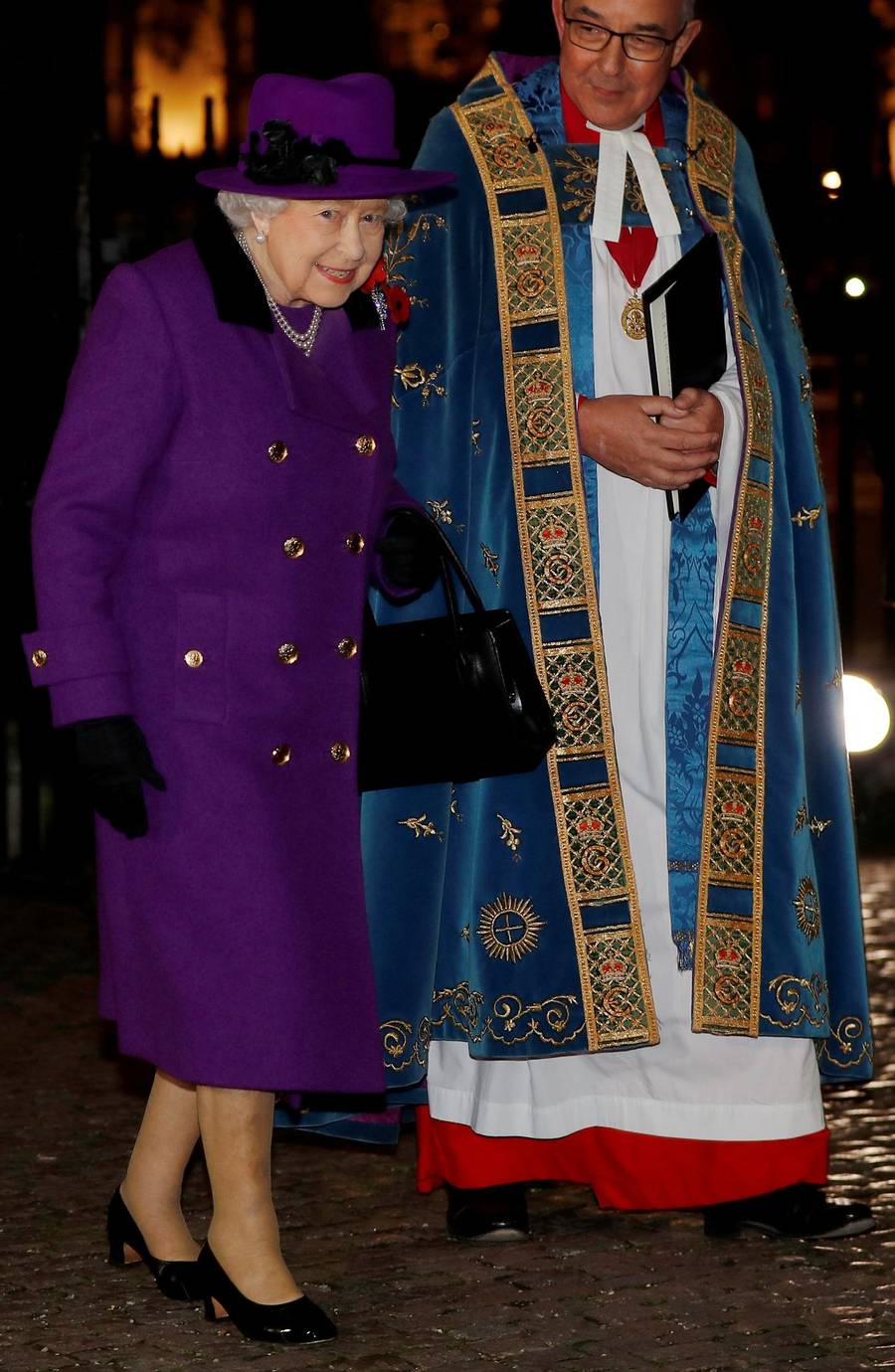 Tych zwykłych rzeczy NIE WOLNO robić w obecności królowej