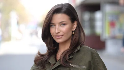 Wieniawia cała w zieleni bryluje przed studiem “DDTVN”. Nogi do nieba