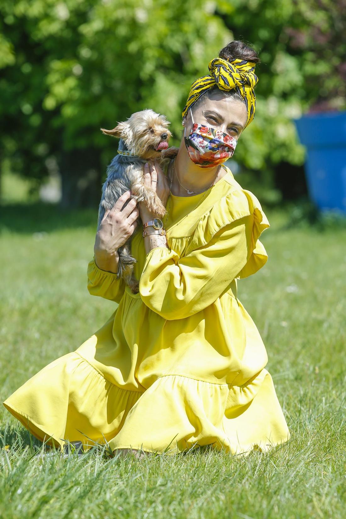 Maja Hyży w ciążowej sukience wyszła na spacer z psem