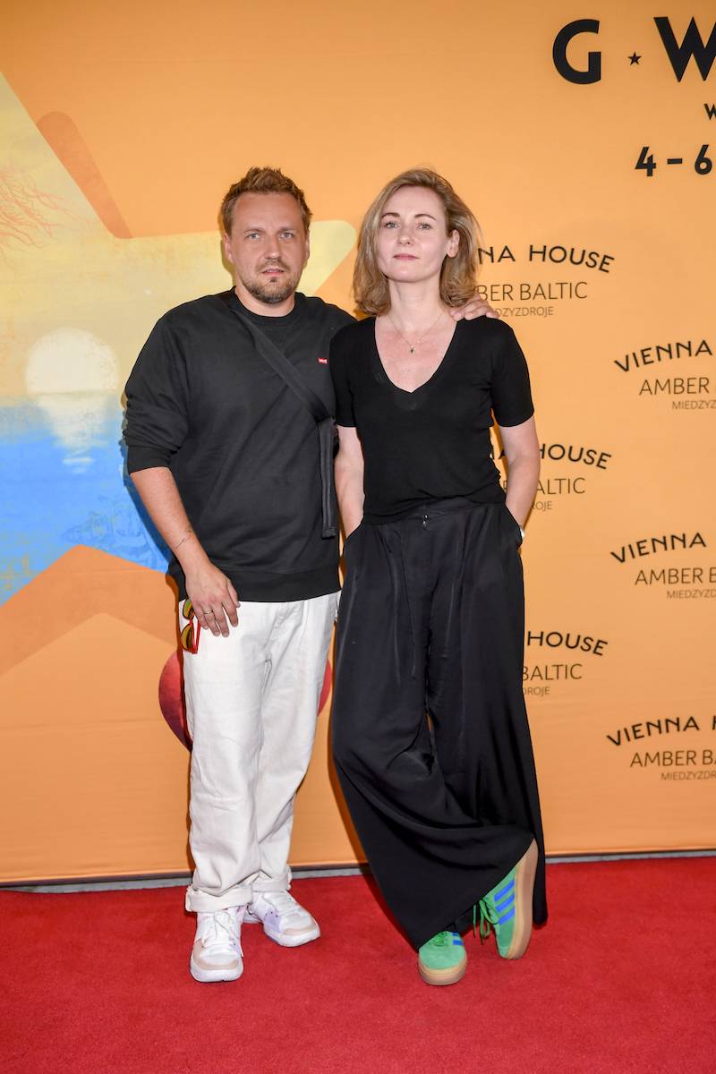 Festiwal Gwiazd w Międzyzdrojach. Paweł Domagała z żoną, Sambor Czarnota z synem na plaży