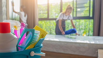 Ta kobieta nie tylko posprząta Ci mieszkanie – zrobi to kompletnie NAGO!