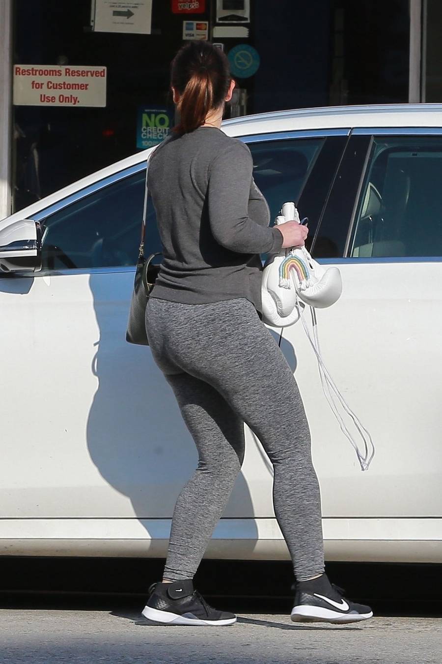 Jennifer Love Hewitt przy samochodzie w dresach