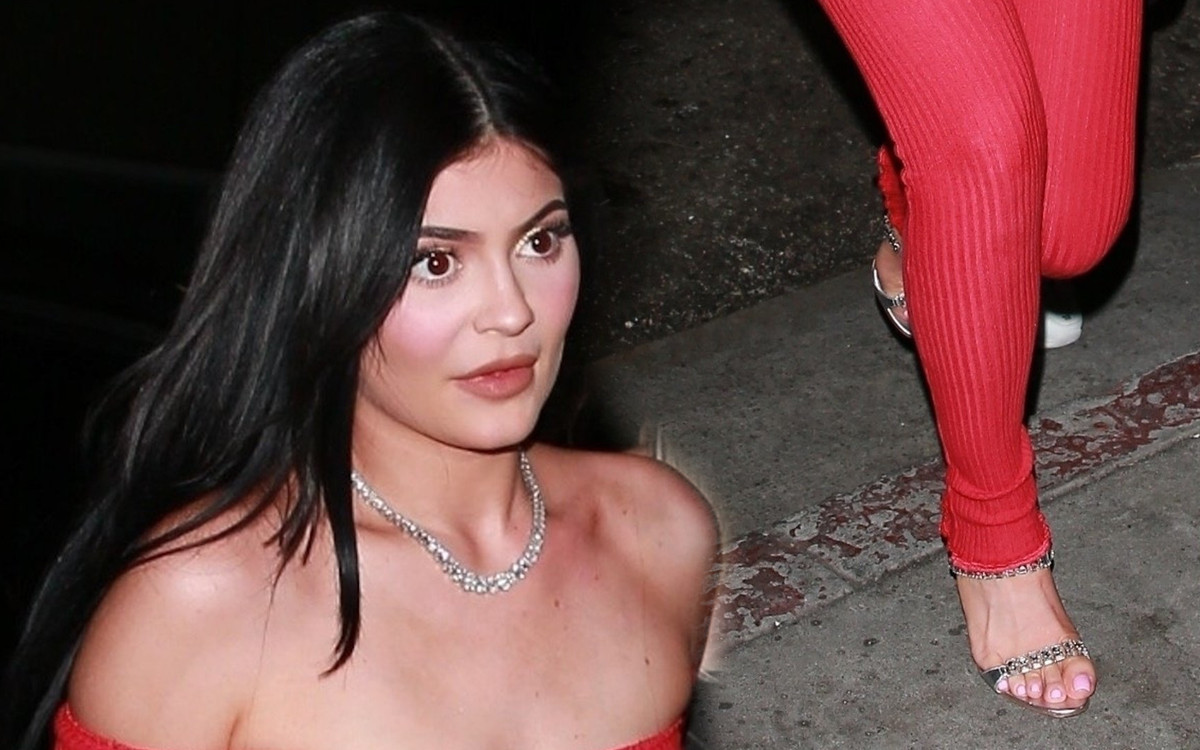 Kylie Jenner imprezuje z koleżankami – jej strój to modowy KOSZMAR