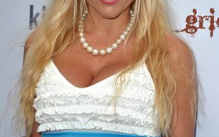 Aza – klasyczna piękność (?!) (FOTO)