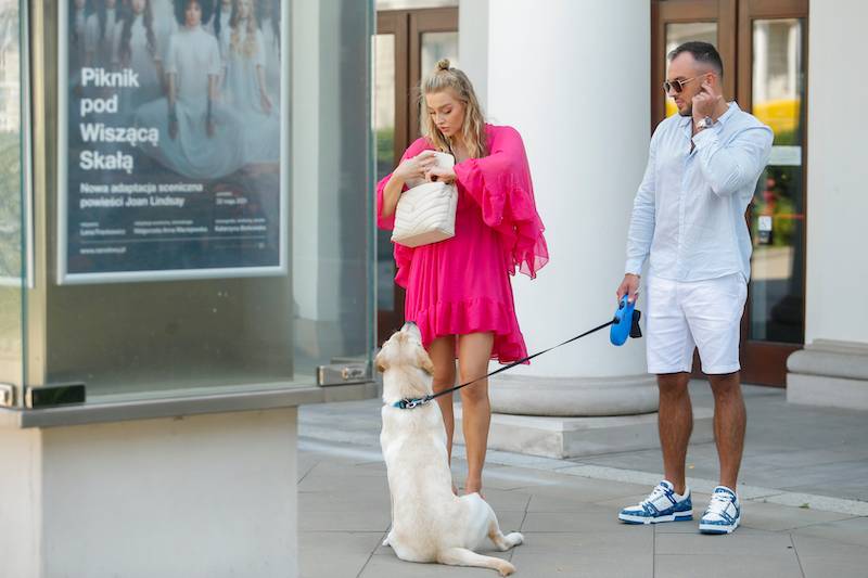 Karolina Pisarek ze świeżo upieczonym mężem spaceruje ulicami Warszawy (ZDJĘCIA)