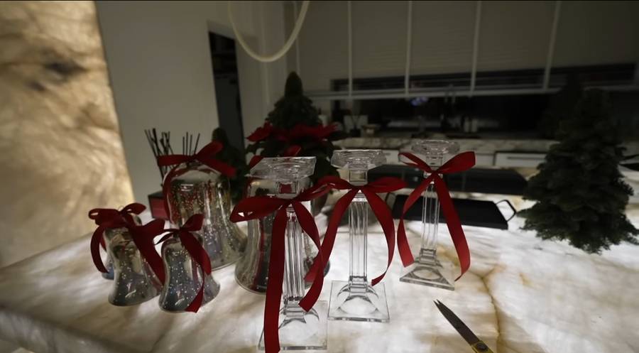 Andziaks dekoruje kuchnię na święta, fot. YouTube