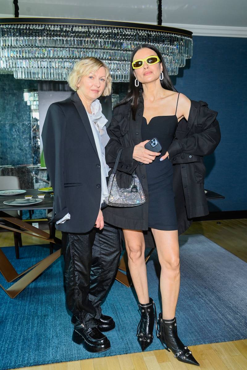 Pokaz kolekcji MMC. Ciężarna Lara Gessler w zielonej sukni, Joanna Horodyńska kusi nogami