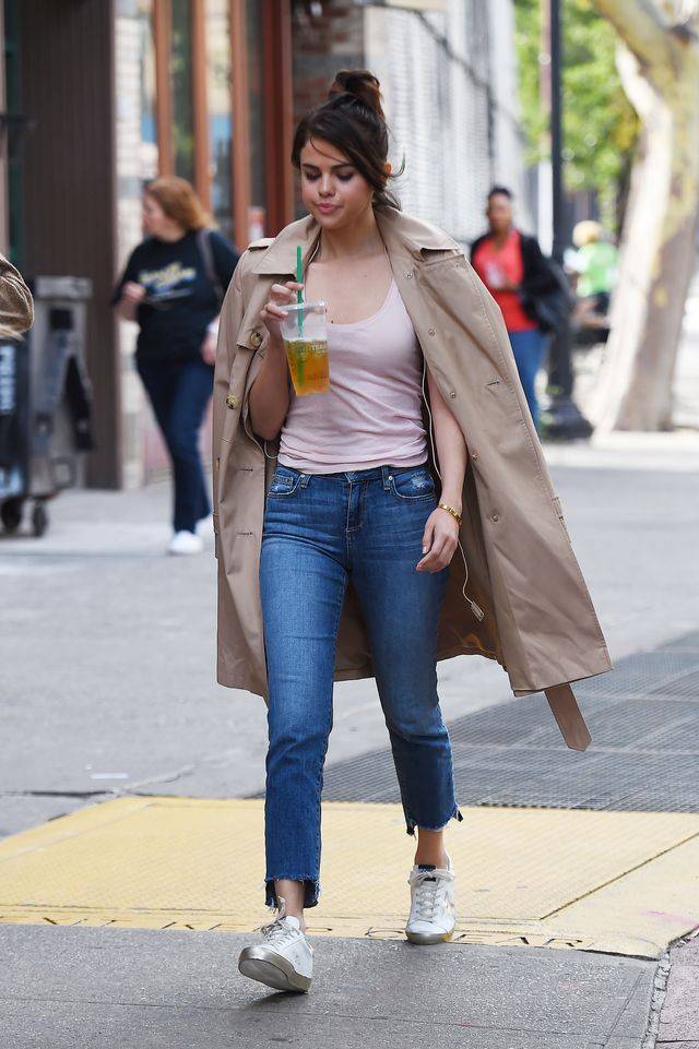 Selena Gomez w trenczu na planie filmu