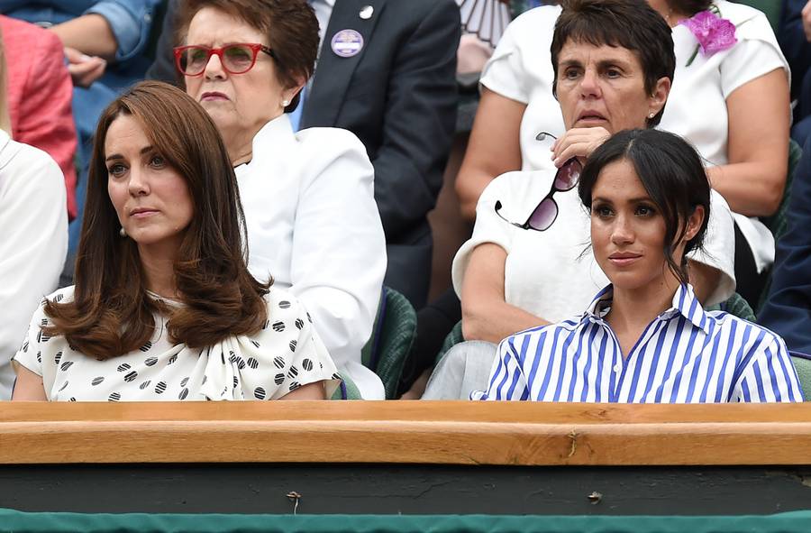 Zamyślone Meghan Markle i Księżna Kate na meczu tenisa.