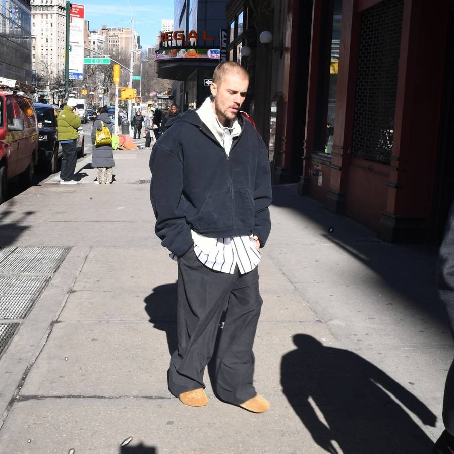 Smutny Justin Bieber w stylizacji “na menela” przechadza się ulicami Nowego Jorku (FOTO)