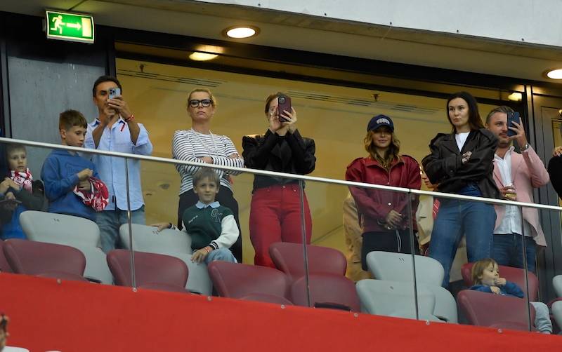 Mecz towarzyski Polska – Ukraina. Anna Lewandowska, Paulina Krupińska, Jan Bednarek z żoną