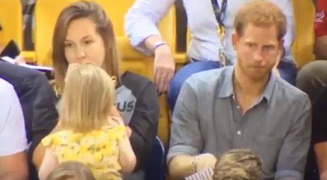 Podjadała popcorn samemu księciu Harry’emu. Jego reakcja…