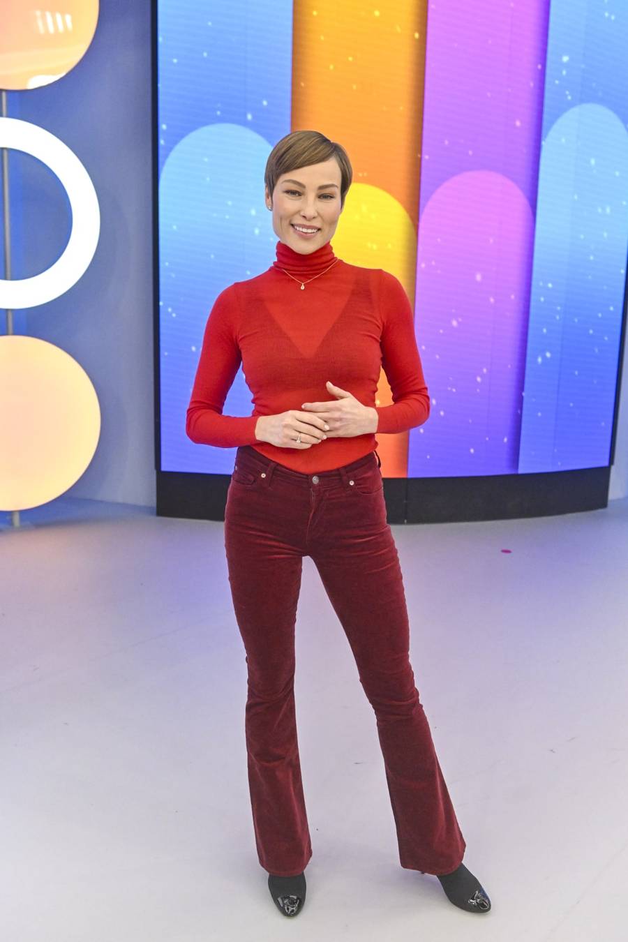 Weronika Książkiewicz w odważnej stylizacji w “Halo Tu Polsat”! Postawiła na klasyczną czerwień z pazurem (FOTO)