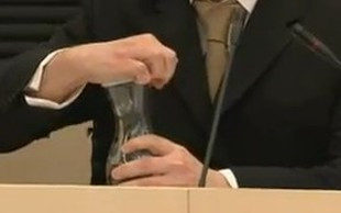 Anders Breivik skazany, ale uśmiechnięty (FOTO)