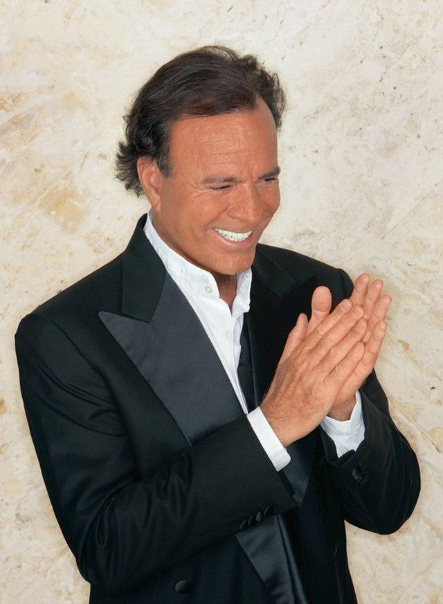 Julio Iglesias fot. Wikimedia Commons 