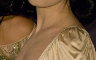 Dita Von Teese na siłowni w pełnym makijażu