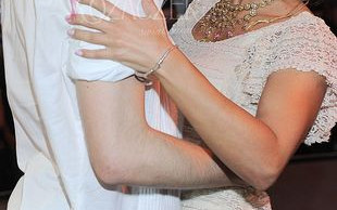 Anna Mucha i jej podwinięta sukienka (FOTO)