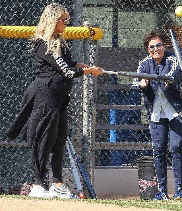 Siostry Kardashian z mamą grają w baseball
