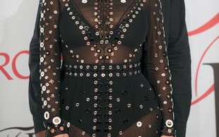 Kanye West stoi na straży wagi Kim Kardashian