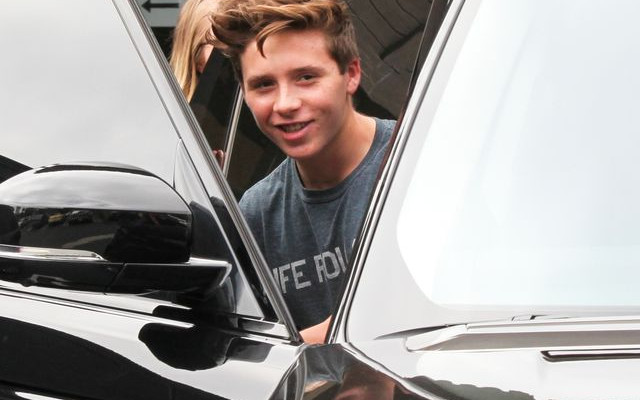 Brooklyn Beckham uczy jak robić grzankę z serem, mając dziurę w kroczu [wideo]