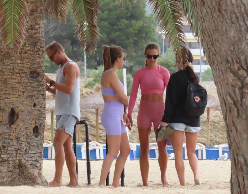 Anna Lewandowska ćwiczy na plaży, a asystentka robi jej relacje na Instagram (ZDJĘCIA)