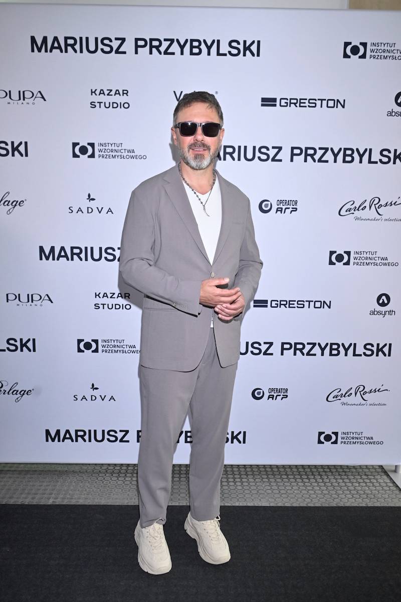 Plejada gwiazd na pokazie Mariusza Przybylskiego: Andrzej Piaseczny, Anna Popek, Żmuda Trzebiatowska…