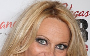 Pamela Anderson powinna przestać się opalać (FOTO)