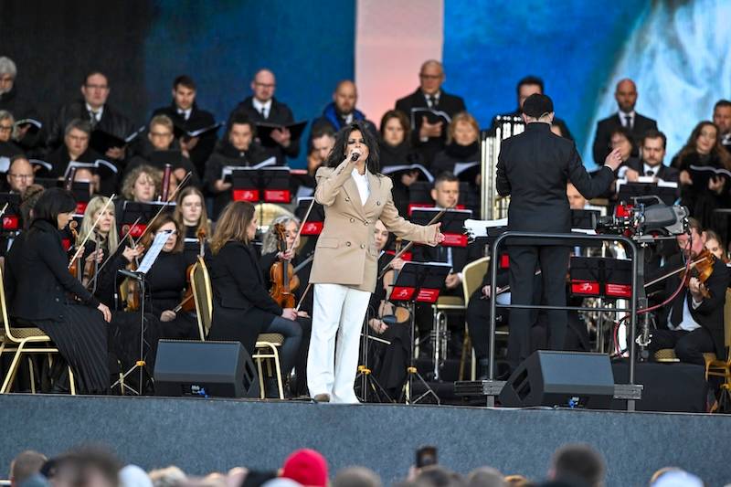 Niezwykły koncert “Symfonia Miłosierdzia”! Roksana Węgiel w błękicie, Edyta Górniak w olśniewającej bieli (FOTO)