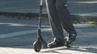 Hugh Jackman na hulajnodze (FOTO)