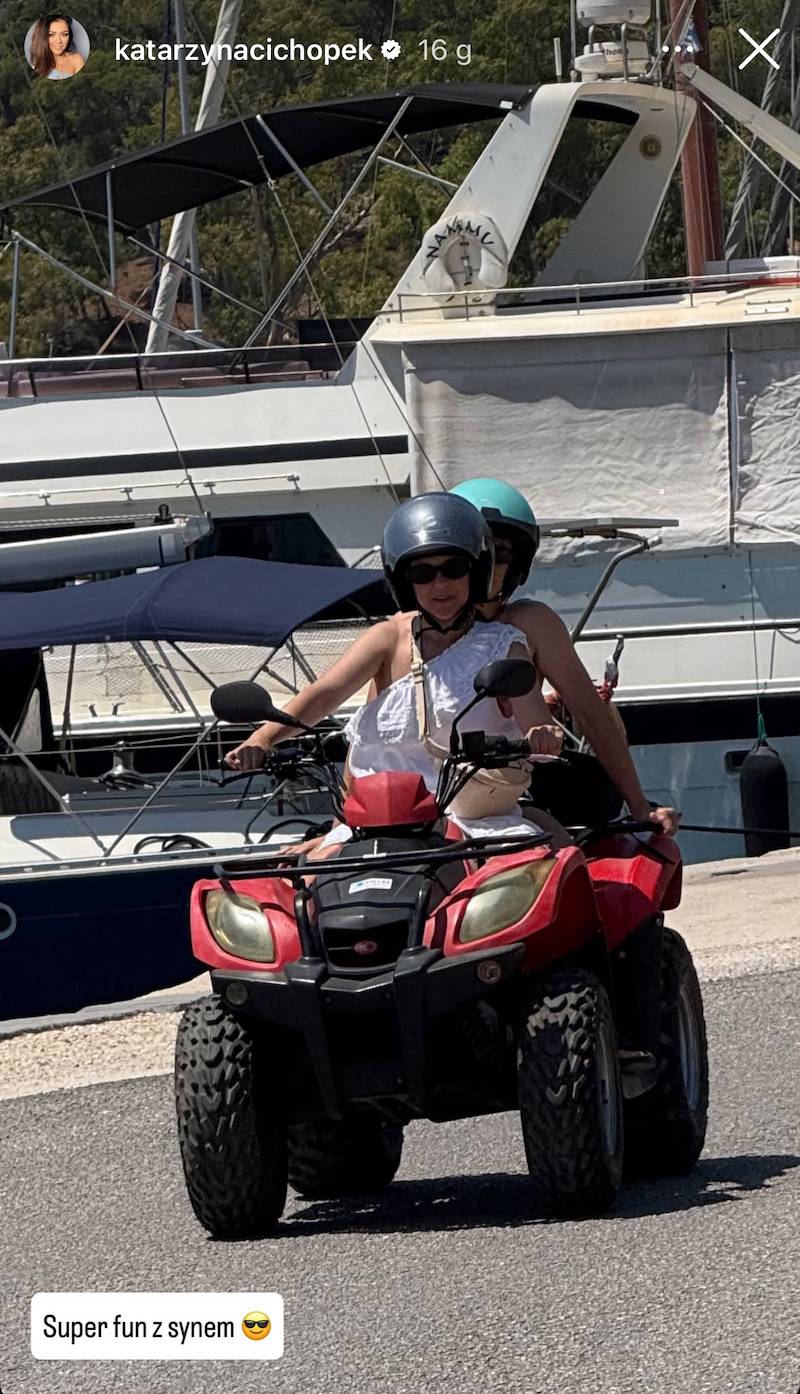 Kasia Cichopek pozuje w morzu w stroju kąpielowym. Tak wyglądają jej wakacje z dziećmi (FOTO)
