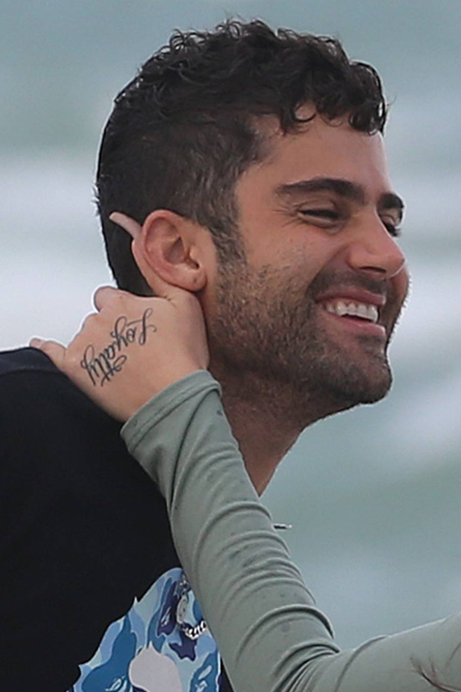 Zadowolony Max Ehrich na randce.