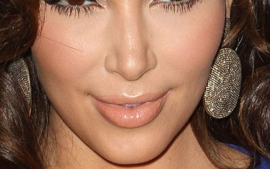 Twarz Kim Kardashian z BARDZO BLISKA