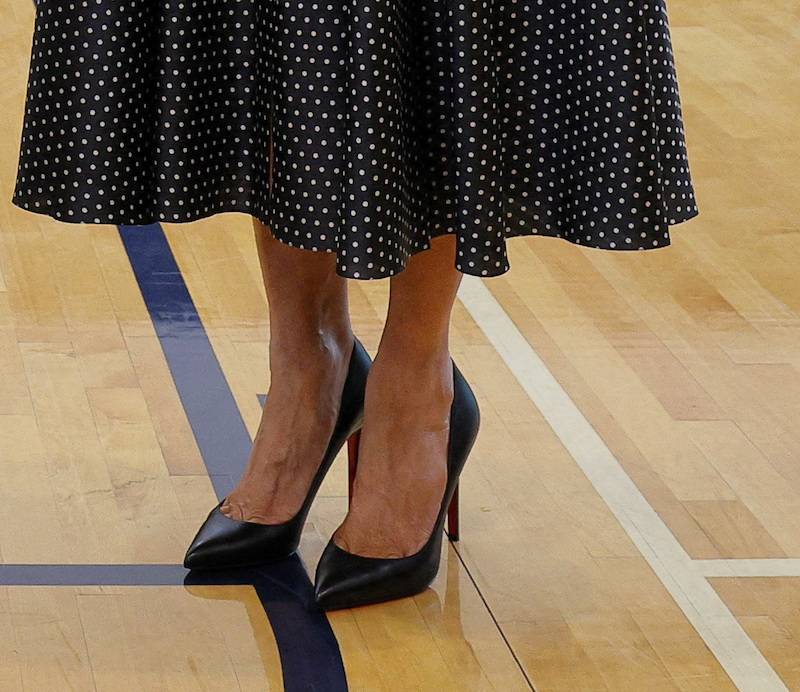 Melania Trump u boku męża oddała głos. Wygląda jak typowa “przykładna żona Ameryki”