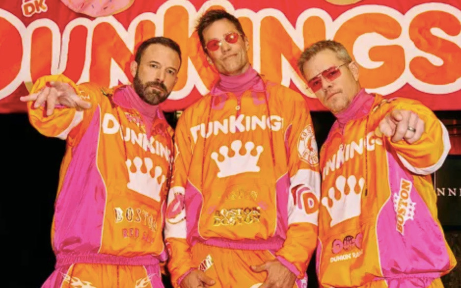 Ben Affleck, Tom Brady i Matt Damon w boybandzie. To wideo jest HITEM