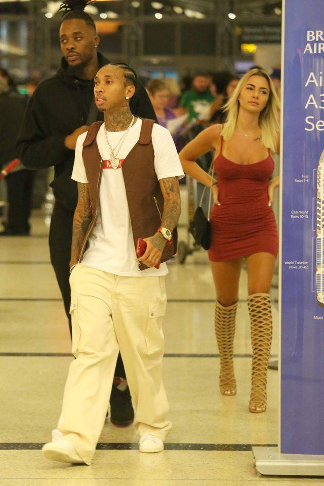 Tyga z blondynka na lotnisku