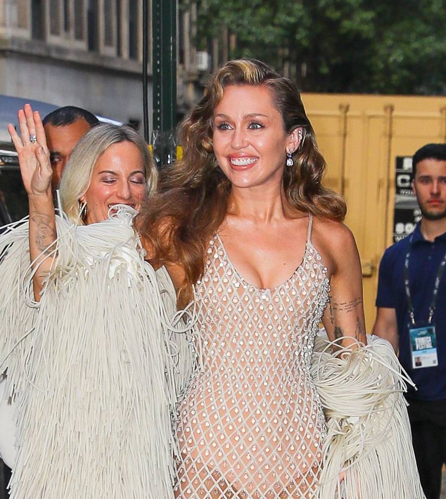 Miley Cyrus pokazała się w wystrzałowej stylizacji! Gwiazda Disneya ma co świętować! (FOTO)