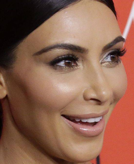 Twarz Kim Kardashian z BARDZO BLISKA