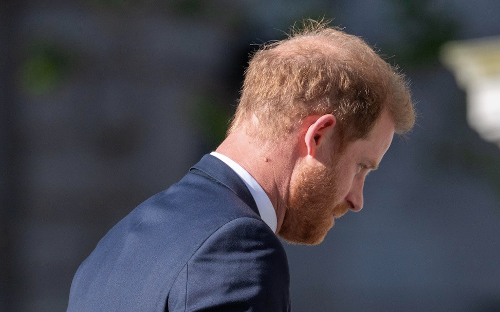 Książę Harry szuka domu w Londynie przez przyjaciół, którzy są “anty-Meghan”