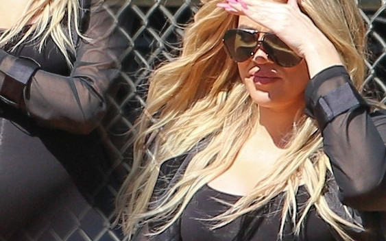 Khloe Kardashian niedługo RODZI! W tej sukience TO WIDAĆ