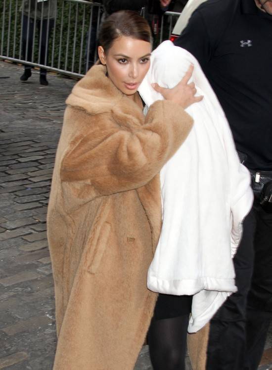 Wydekoltowana Kim Kardashian z małą Nori